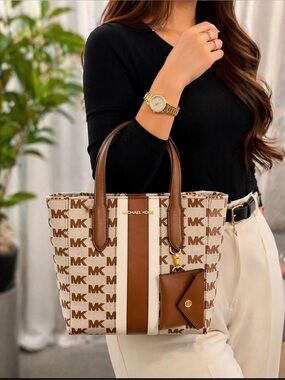 A unique and eye-catching Michael Kors bag. 
😍😍😍😍